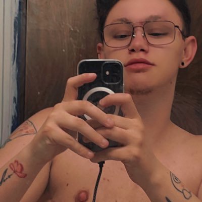 x_ynnad's profile picture. depressed, stressed, but trying my best