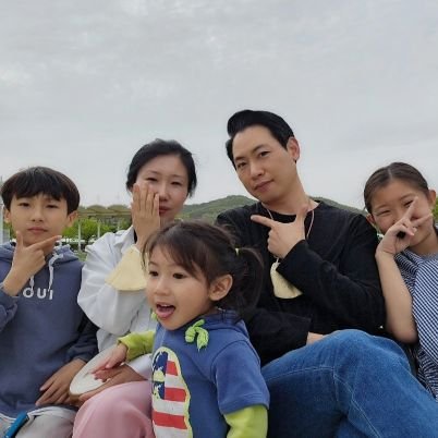 I am a father of three siblings living in Korea.
I’m very interested in Tesla.