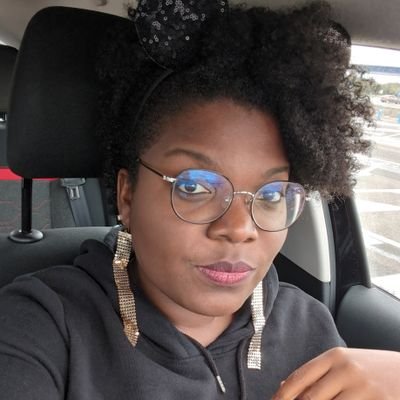 Ici Diny, créatrice du podcast DinyVersité 
et de l'entreprise Sor'idarity.
Ambassadrice Afrogameuses