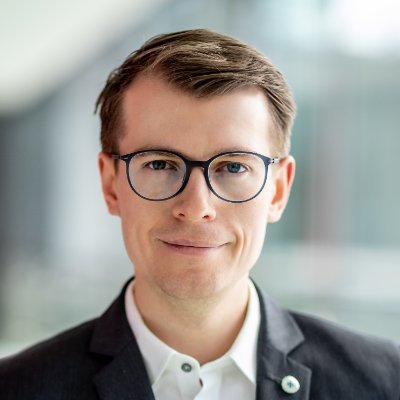 Introvertní extrovert. Práce v korporátu i nezisku. Amatérský divadelním a urbanista, co se na cesty vydává hlavně vlakem :)