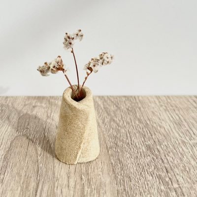 陶器の作品を作っています🌱 現在は花器をメインで制作中です⚪︎ 2025年7月19日【ハンドメイドインジャパンフェス】B-169に出展予定* #minne #creema