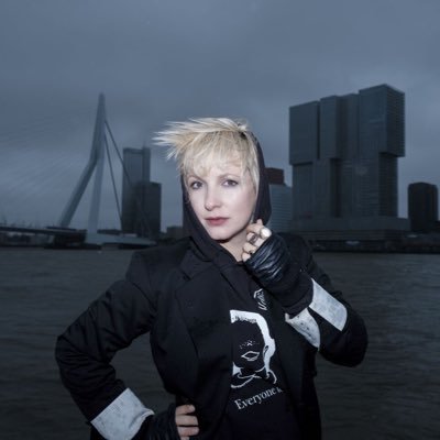 Stadsdichter van Rotterdam  - feministisch punkcabaret - schrijft, speelt, bijt