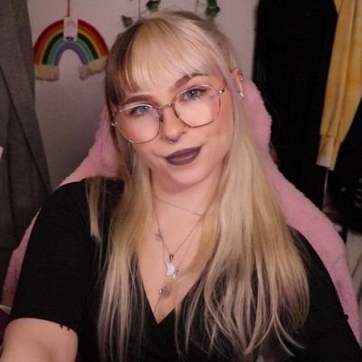 ♡ twitch streamer - https://t.co/BXjgkvwsBP ♡ she/they ♡ 25 ♡ comfy, cosy & chaotically positive vibes ♡ ✉ chlowee_xo@hotmail.com