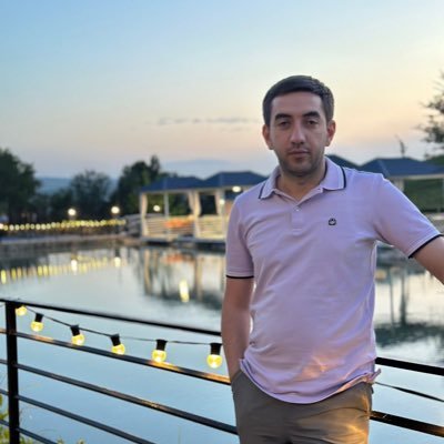 Uzoq oyoqlari va yalangoch kokraklari bilan jinsiy gozallik