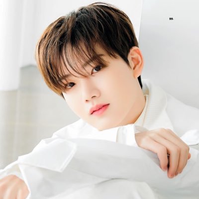 jnkyiu's profile picture. 𝐏𝐎𝐑𝐓𝐑𝐀𝐘𝐄𝐃 / 𝟐𝟎𝟎𝟎 ， Physical genius and pure. Don't be fooled by his face, because he can attack you with his sweet voice, 𝗞𝗶𝗺 𝗝𝘂𝗻 𝗞𝘆𝘂
