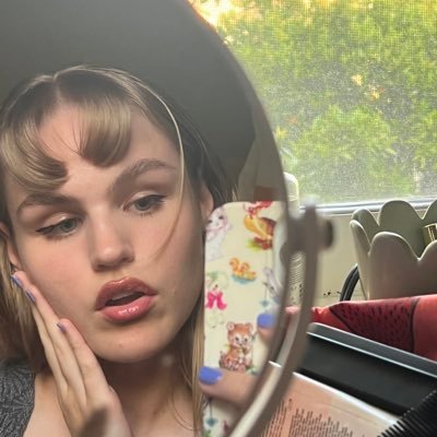 capresegrl's profile picture. girl with woes