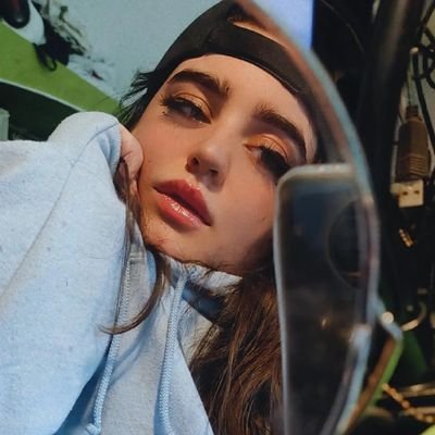 HCarliita's profile picture. Gamer y Otaku. Un poco autista en mis tiempos libres. Hacerme eyeliners kilométricos es mi pasión.