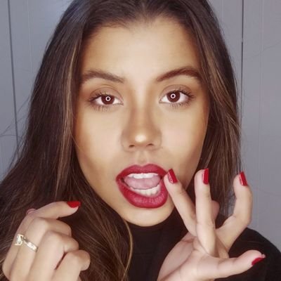 voyhablar's profile picture. fofoqueira, advogada, pobre de classe ryca, pisciana, me lascando um dia sim e o outro também.