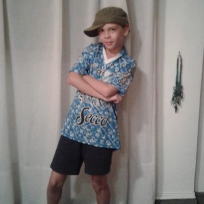 theo_denmon's profile picture. me puedo estimular, con música y alcohol.