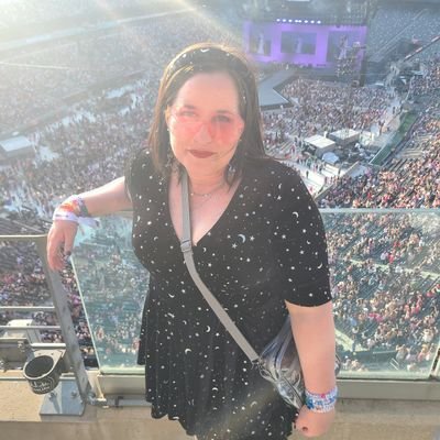 hmariehunter's profile picture. Argumentative antithetical dream girl 🦀♋️