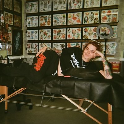 lizdelane13's profile picture. commit to the bit