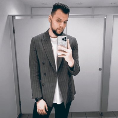 📍London / Marketing Executive / A massive music fan…6’4 to be exact 🤣