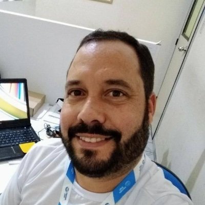 Jornalista/Radialista (UFRN). Especialista em 
Assessoria e Gestão da Comunicação, Apresentador do programa Repórter 87, Diretor de programação da @santaritafm.