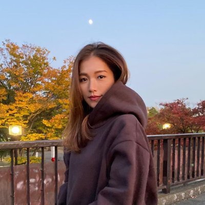 an energetic and cheerful woman,
smart, traveling, painting, fitness