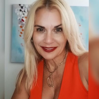 Periodista radial, conductora del programa #ParaElRécord 8-10 (L-V) @WaloRadio 1240. Conductora de programa Salud, Cultura y Algo Más. Mis tweets son míos!