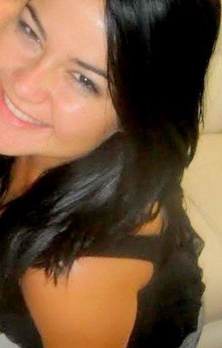 Super feliz, romântica, protetora e muito sensível! Procuro ser bastante transparente, basta olhar no fundo dos meus olhos e vera quem realmente sou =) blz