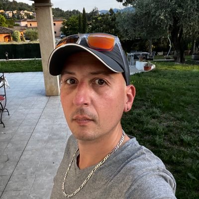 hdmix74700's profile picture. Jeune dynamique sympa drôle.  Exhib et voyeur, toujours partant pour un bon délire. Kiff être à poil, naturiste aussi. #naturiste #nakedboy #gay74 #gay #gaycho