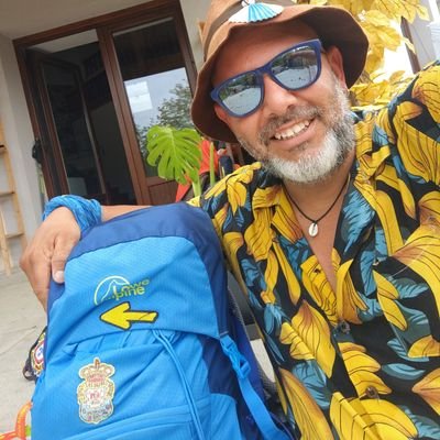 Recorriendo miles de km a pié 👣🎒🥾siempre en compañía de mi bandera 🇮🇨