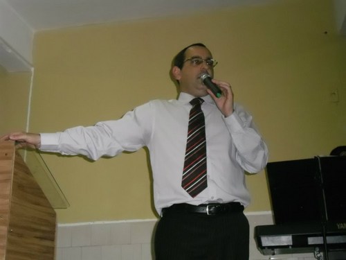 SOU CASADO, E  UNS DOS  PASTORES DA IGREJA GRAÇA & COMUNHÃO DE BARBOSA.SERVO DO GRANDE DEUS ....QUE TENHO COMO OBJETIVO LEVAR ALMAS A SE RENDER AO NOSSO DEUS...