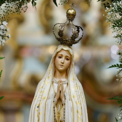 Ave Maria, gratia plena
Dominus tecum benedicta tu in mulieri­bus, 
et benedictus fructus ventris tui, Jesus.