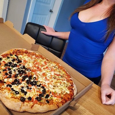 Coffee lover ☕ Leafs fan 💙
and your new favourite delivery girl 🍕