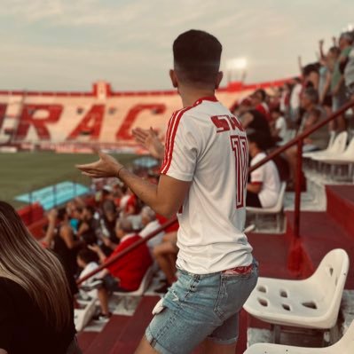 Luzza21BJ's profile picture. Si te sentás a esperar que vengan por vos los sentimientos, vas a esperar tanto tiempo que ya la vida estará de vuelta