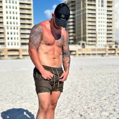 28 6’3 230lbs Gym addict 💪, onlyfans creator, click the link to see all the good stuff 🥵 https://t.co/0957PKXFsu