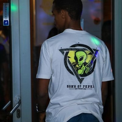 YoungMelo224's profile picture. 🇬🇳 (km. t) L’humain fût conditionné à entièrement se vouer à la quête du pouvoir alors que le savoir est maître 📚