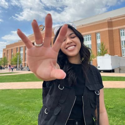 emmily1117's profile picture. live just like we’re golden ☀️