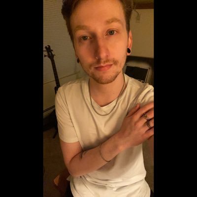 iguessitschris's profile picture. I’m a walking travesty.