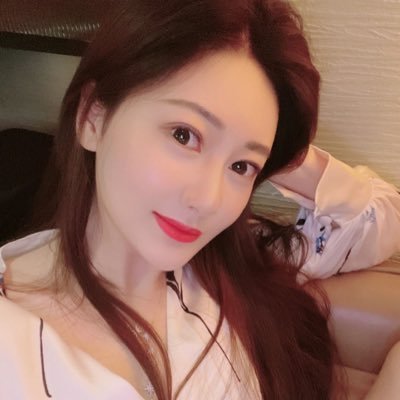 Erin08090's profile picture. Place of birth: Taiwan
Education: Oxford University 
Currently living in New York
 Hobbies: skiing, investing, food, charity, yoga, fencing, golf, travel