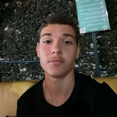 17 Anos | Flamenguista | 021 | Jovem Aprendiz na Secretaria Especial da Juventude Carioca do Rio de Janeiro | Bom em alguns jogos nas horas vagas.