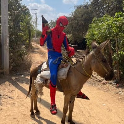 Me dedico a sacar de contexto a unos pendejos de un grupo llamado: “Un Tweet Que Se Salió de Control”