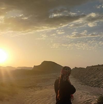 شما بگو باب!
بدون هیچگونه توانایی خاص ،
وی صرفا یک انسان کاملا عادی و بشدت کم حرف بود.

A little teacher !