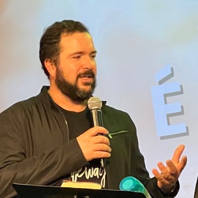 Casado, pai de dois filhos lindos, Pastor, Carpinteiro. Sou rubro-negro de coração!
