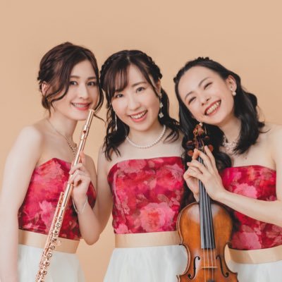 国立音楽大学附属小学校からの幼なじみ3人組。フルート日野真奈美、ヴァイオリン星野沙織、ピアノ高橋亜侑美によるアンサンブルユニット。2ndALBUM『CINEMA HOLIC』リリース!2023.8 初ツアー8公演!