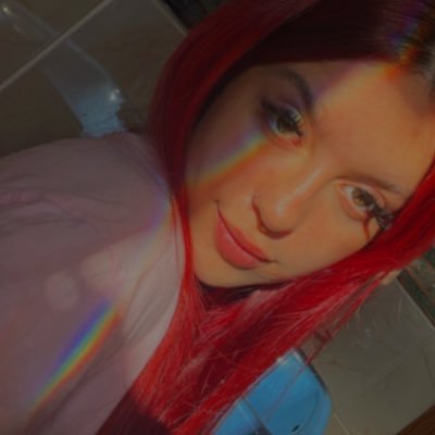 gata famosa e bem sucedida, essa é a anitta eu sou a marina