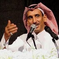 يجيني مثل نور القمر مايقبل التشبيه
وكنّ الناس من حوله نجومٍ مالها داعي ❤️