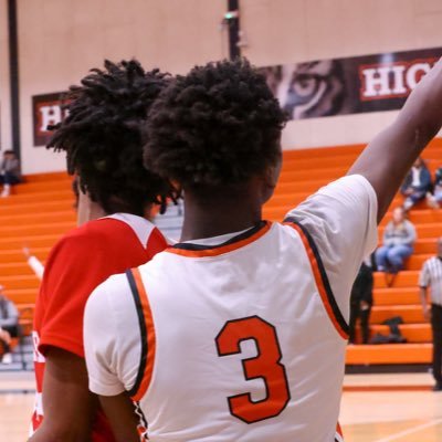 6’1 pg looking for juco📲Phone number: 6163862146📲 Email:Craigmarkise2@gmail.com https://t.co/ZhHFNg8jmH