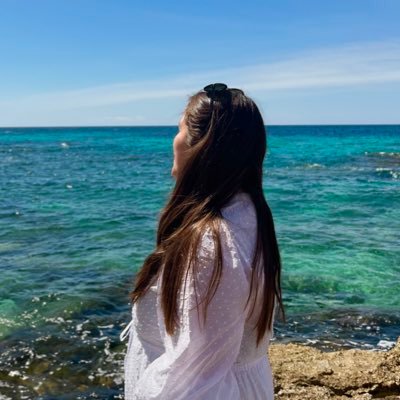 AdrianaAV7's profile picture. 