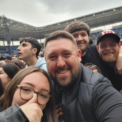 ChrisBedfor's profile picture. Husband to an amazing wife, Father to 3 amazing kids, owner to an amazing Pug, supporter to an amazing club EFC. Love Life 💙