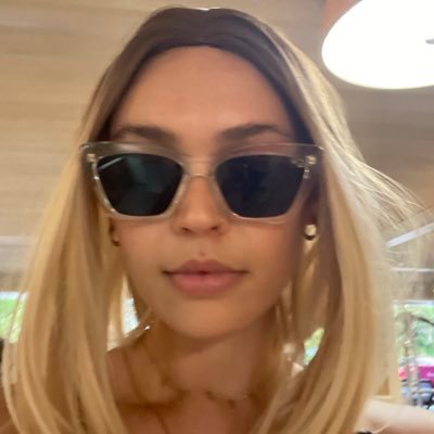 julia_conversa's profile picture. 