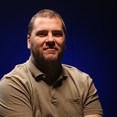 Polivalente. No sé si es bueno o malo. Director de producción en una productora de cine. Periodista y especialista en fútbol sala.