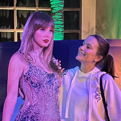 Social media @omelete/@chippuoficial 💻 Vivo falando de Taylor Swift e séries teen