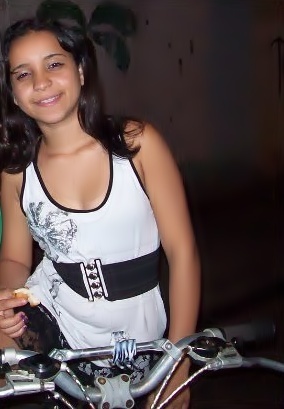 uma mina que ama sua mãe, adora sair com os amigos(a) que só se arrepende do que não faz ....