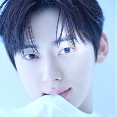 A Minhyun maniac, a rt and like-bot, I don’t say much