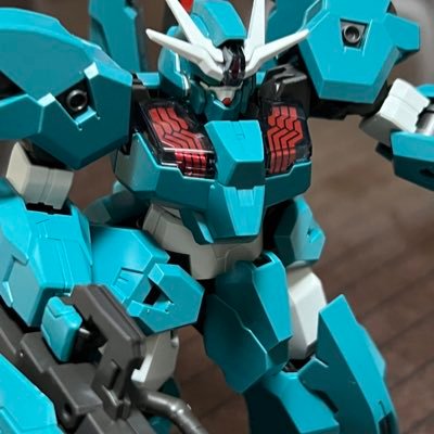 ガンプラメイン 積みプラ続いてましたが、水星の魔女で製作再開｡素組みでたまにスミ入れ部分塗装。いずれは全塗装に挑戦したい｡勉強中です。