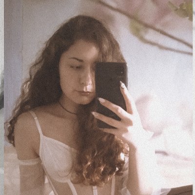 Не домосед, а преданный фанат квартиры.🙇♀️💭
\(--------.--------)/
Люблю дорамки и кофушку ☕💌
#усё #взаимно *цьмок у лобок* 💓