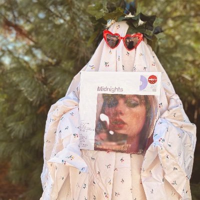 chaosncuddles13's profile picture. Mama💕 Pro-choice✊🏼 Mental Health Advocate🫶🏼 Weirdo 👽 Swiftie🥂Swemo 🖤