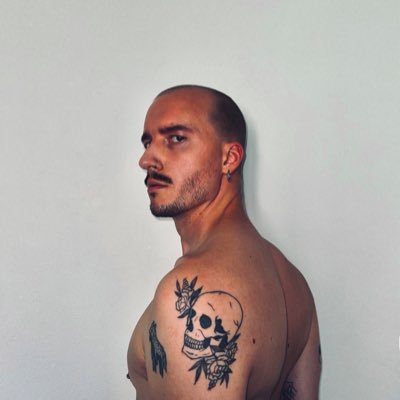 Paintings, portraits and nudes.Happy owner of two cats. https://t.co/9CKXLxxH6X